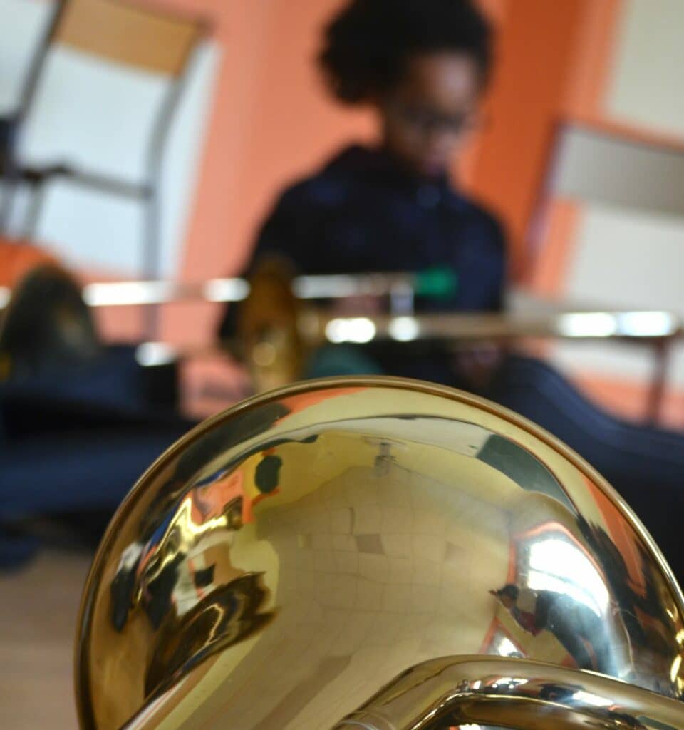 Photo de trombone avec un élève en arrière-plan
