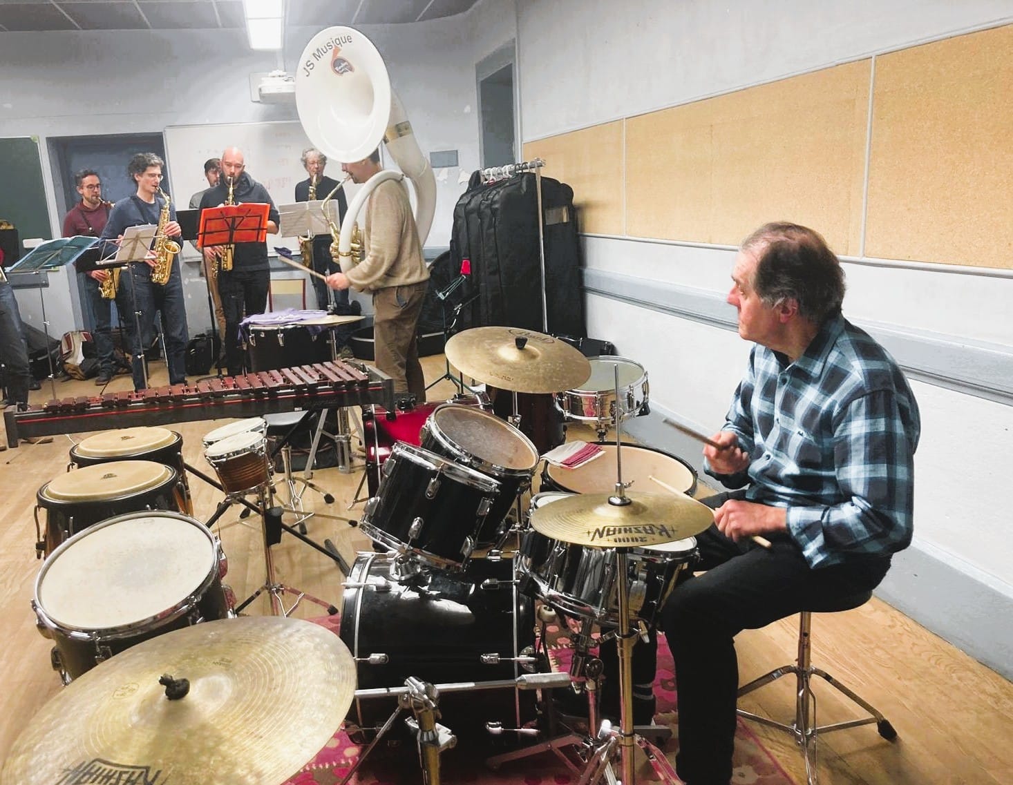 Photo de répétition de la fanfare avec la batterie au premier plan