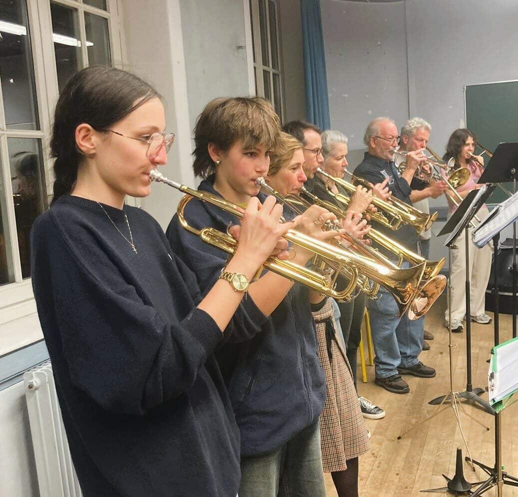 Trompettistes de la fanfare en répétition