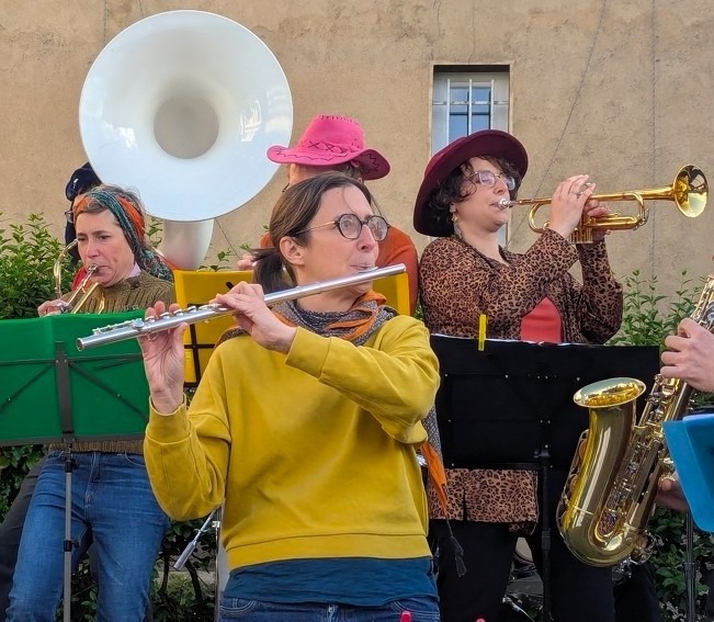Une fanfare au jardin, pour célébrer les belles soirées de printemps