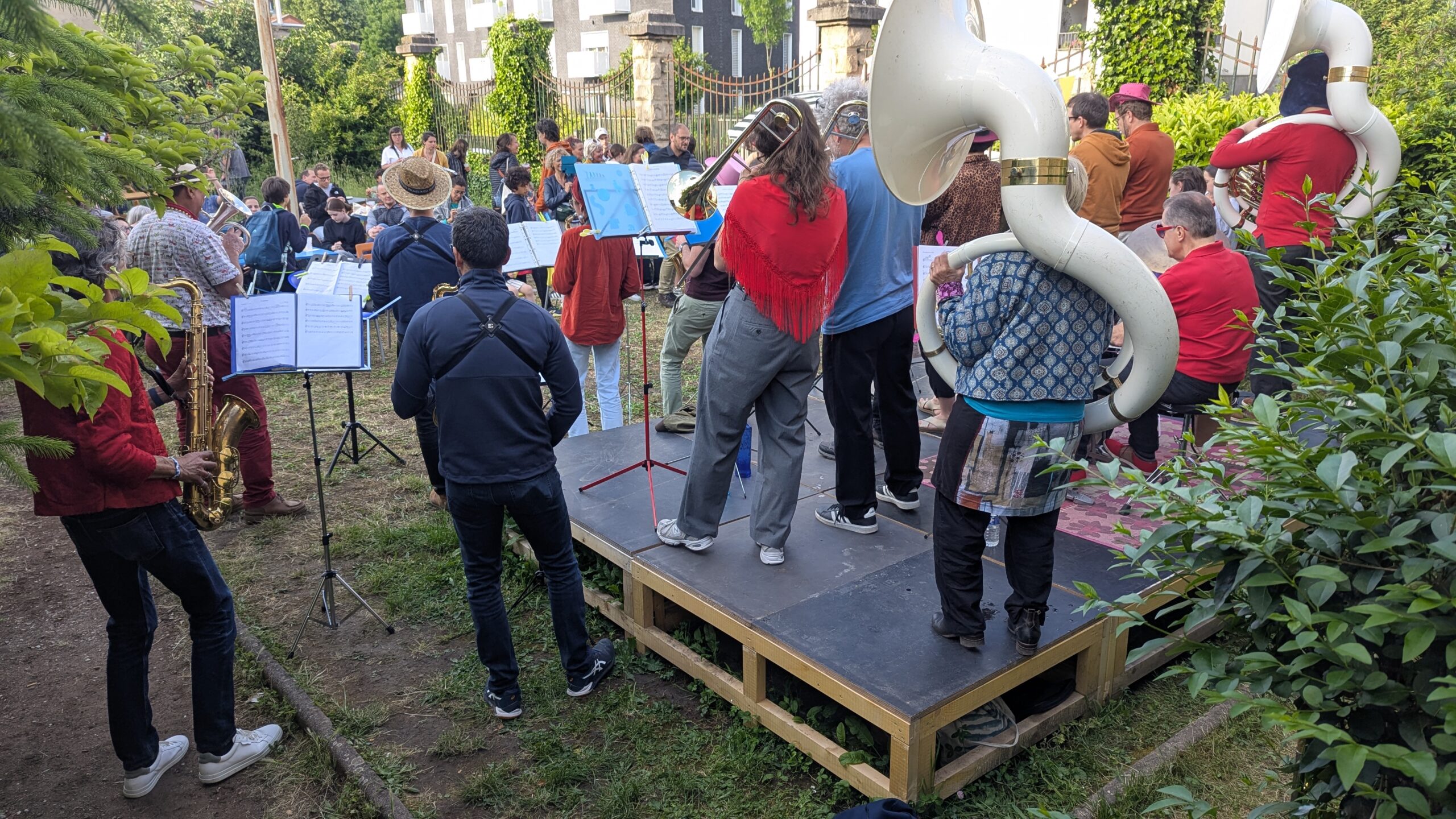La FieFFée FanFare face au public dans les jardins de Funibus
