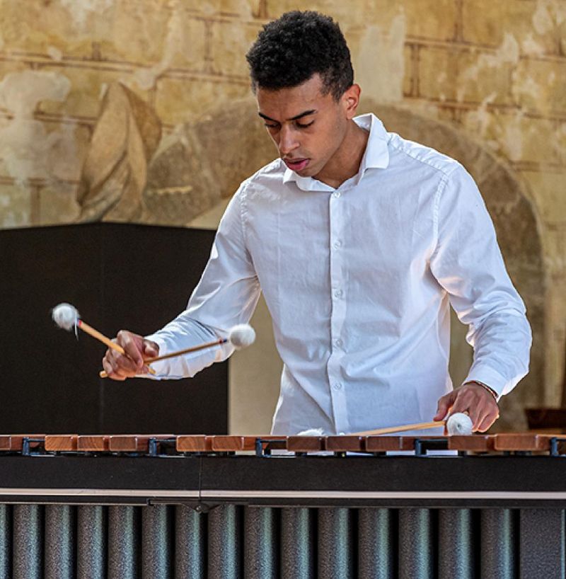 Photo du professeur Sorie Bangura en train de jouer du vibraphone