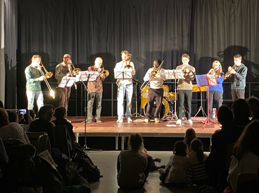 Le groupe de cuivres adultes du 4e sur la scène de la maison des associations