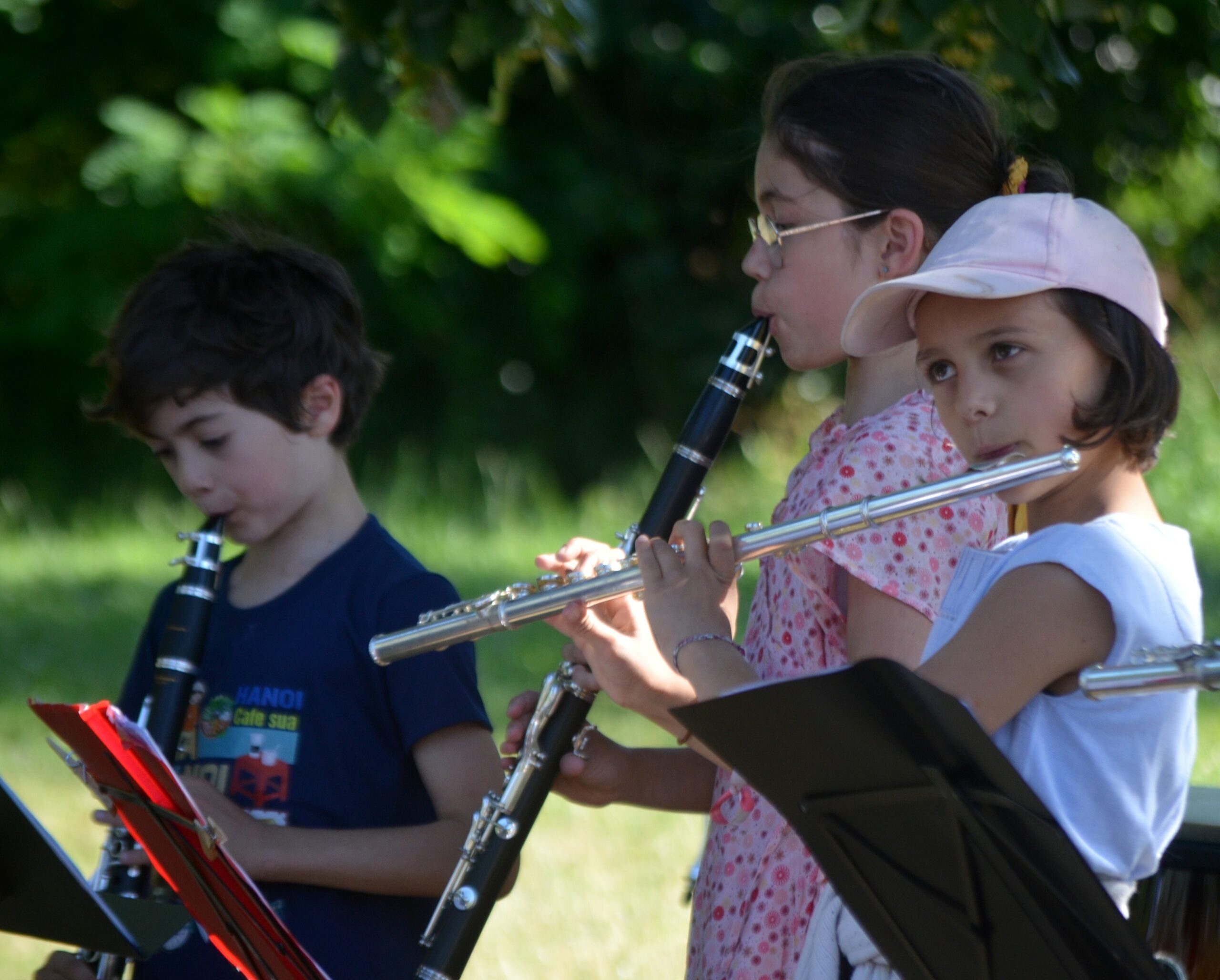 Des élèves clarinettistes et flûtistes du cours enfants